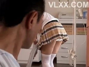 Bố dượng khốn nạn và hai con gái xinh đẹp