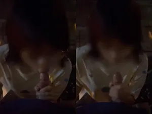Cởi quần bắt cô bạn gái kính cận liếm cu
