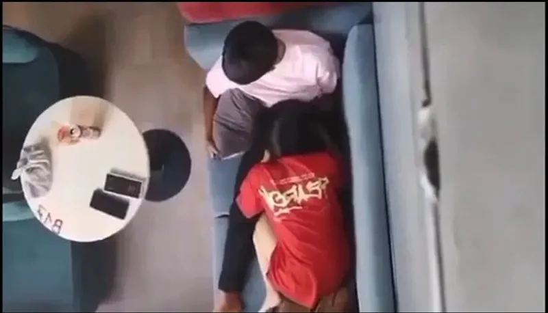 Quay lén con ghệ mút liếm cho người yêu nơi công cộng